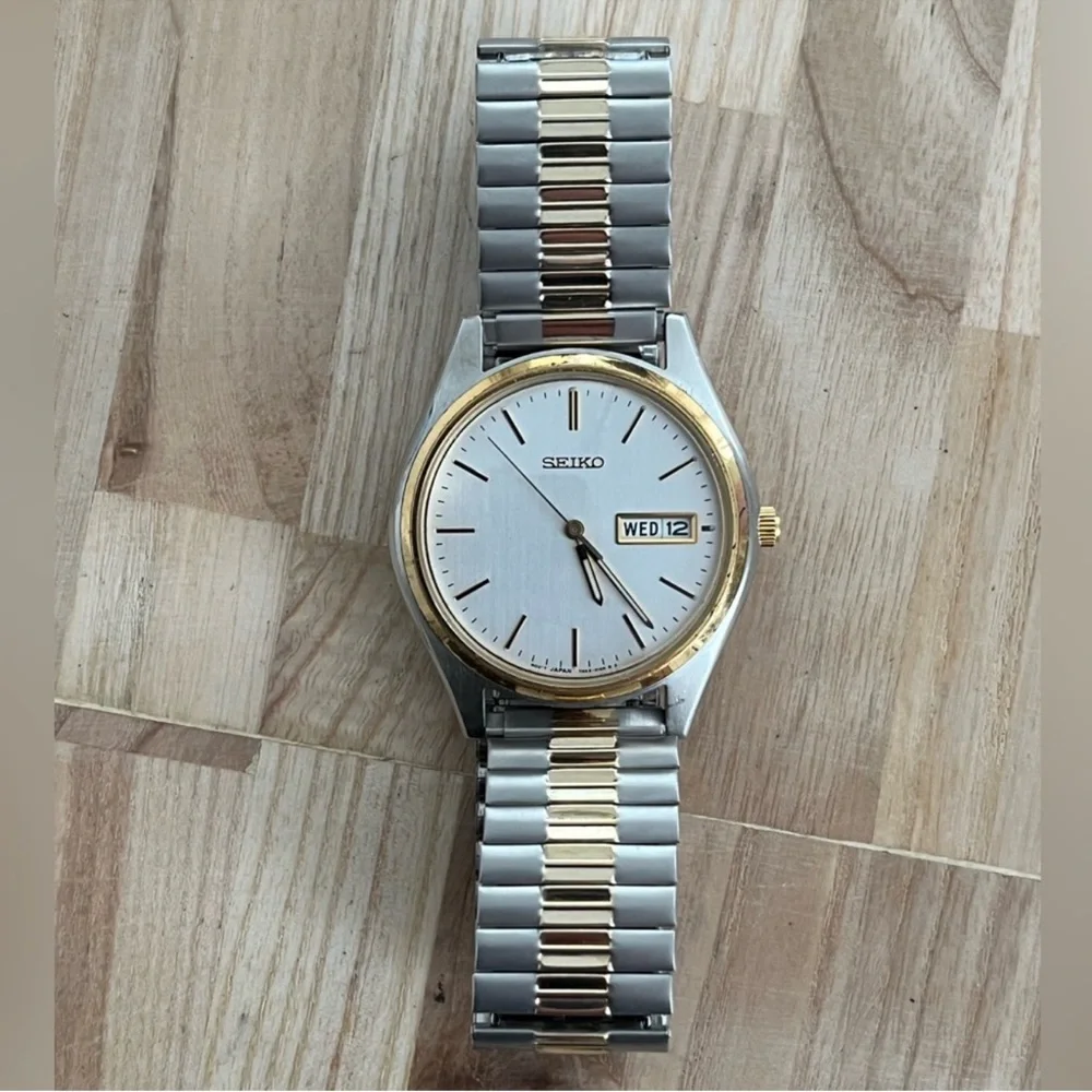 Seiko Men's Watch Two-Tone Stretch Bracelet Silver Tone Dial Date Day Windows